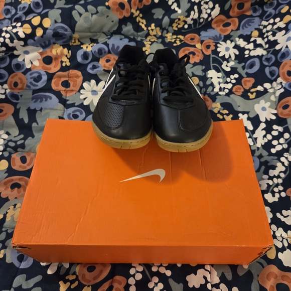 Nike Davinho Black and White Sneaker - Picture 6 of 12